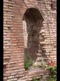 08144 ostia - regio v - semita dei cippi - edificio (v,iv,1) - westseite - 2. laden von norden - fenster zu raum in der nordwestecke - 06-2024.jpg